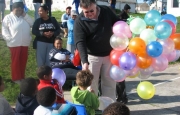 Hand out balloons to the children of Stoute Kabouter Pre-school in Arniston